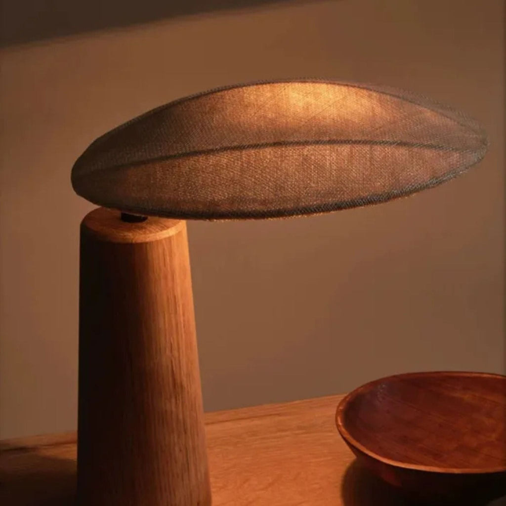 Japandi Bordlampe i Massivt Træ - Svævende Skærm med Organisk Silhuet 4
