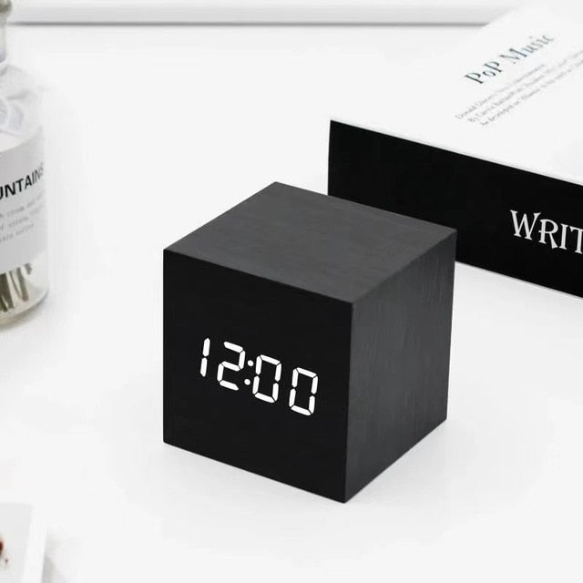 LED Vækkeur med Lys – Minimalistisk Design og Lydaktivering 1