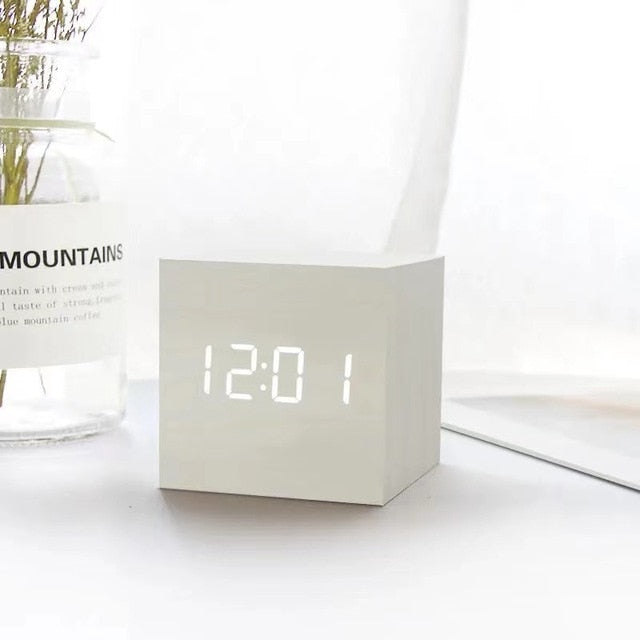 LED Vækkeur med Lys – Minimalistisk Design og Lydaktivering 4