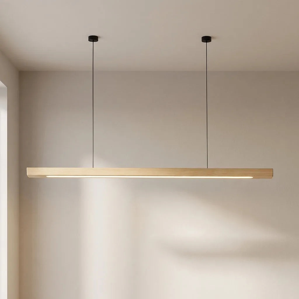 Lineær pendel i massivt træ | LED | Fyr & valnød | 80–120 cm