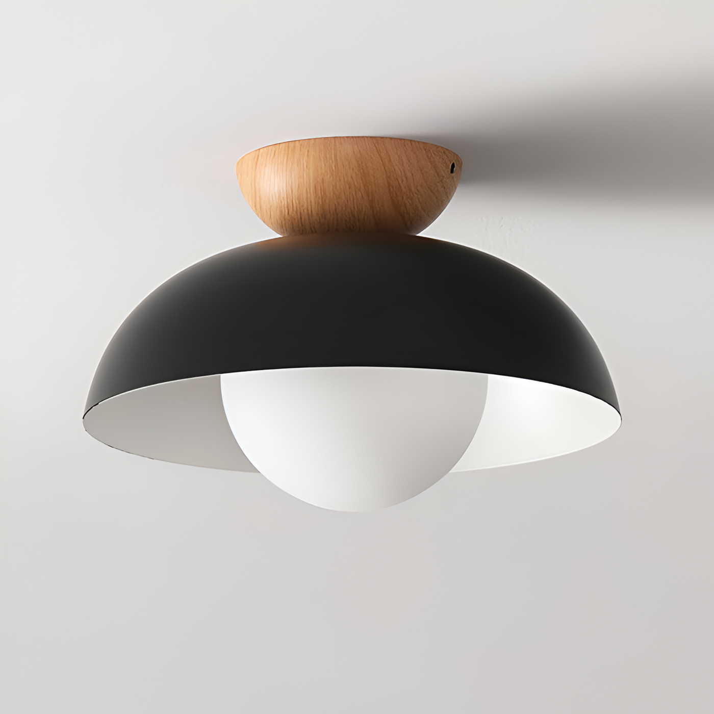 Loftslampe i Skålform - Glaskugle med Trædetalje i Nordisk Udtryk 0
