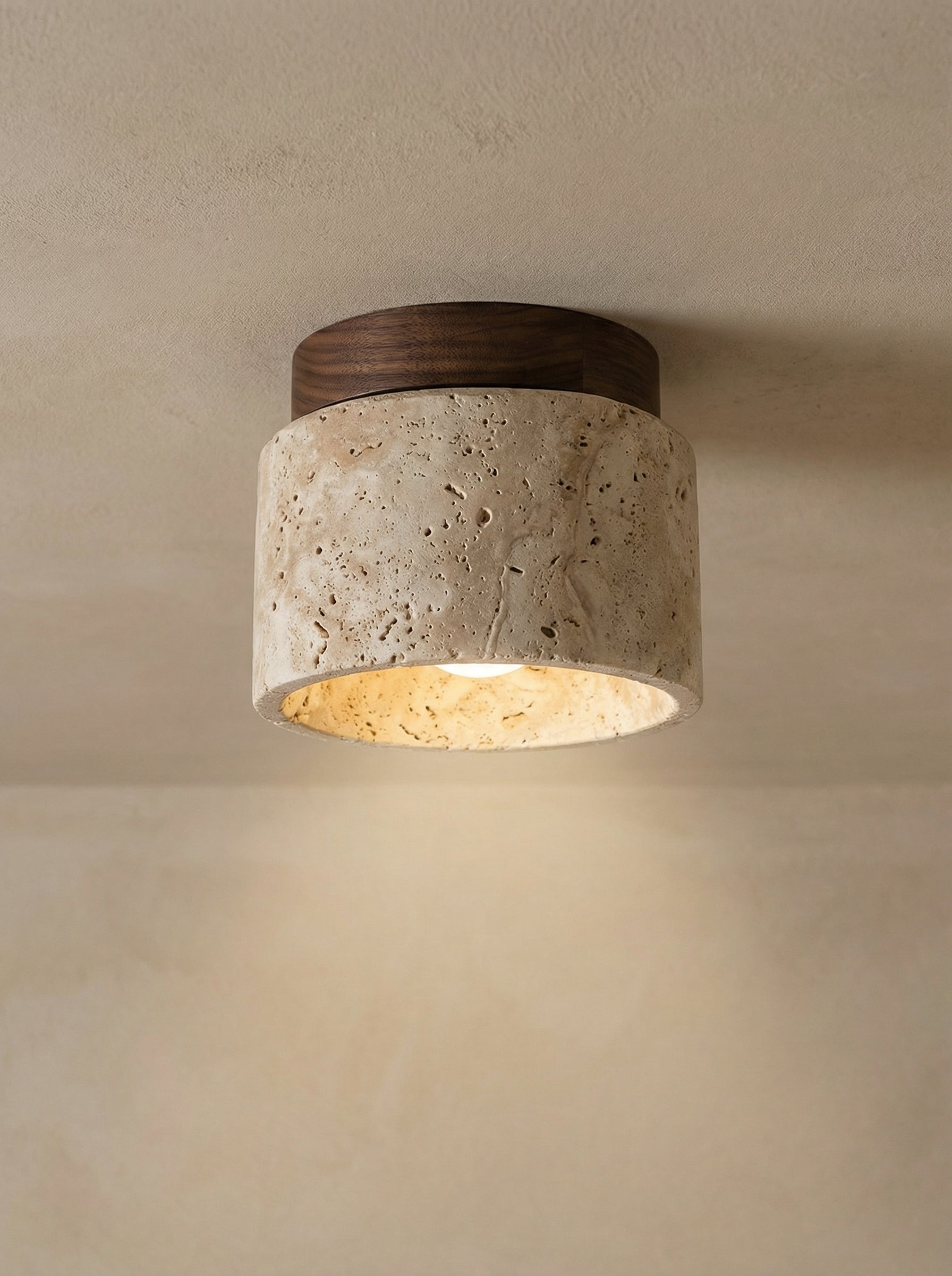 Loftslampe i Travertin - Naturlig Sten med Valnøddetalje 0
