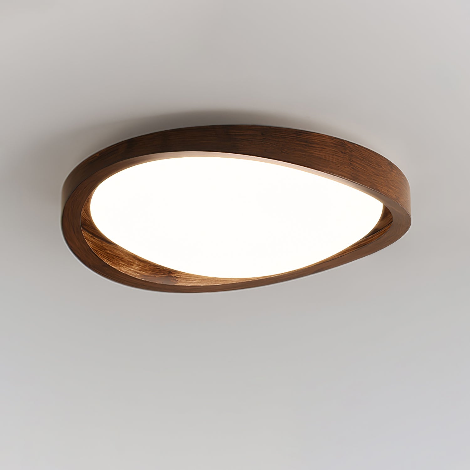 Loftslampe i Valnødstræ – Buet Design til Elegant Belysning 5