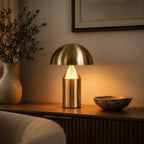 Minimalistisk Bordlampe - Kuppelformet Skærm med Skulpturel Silhuet 0
