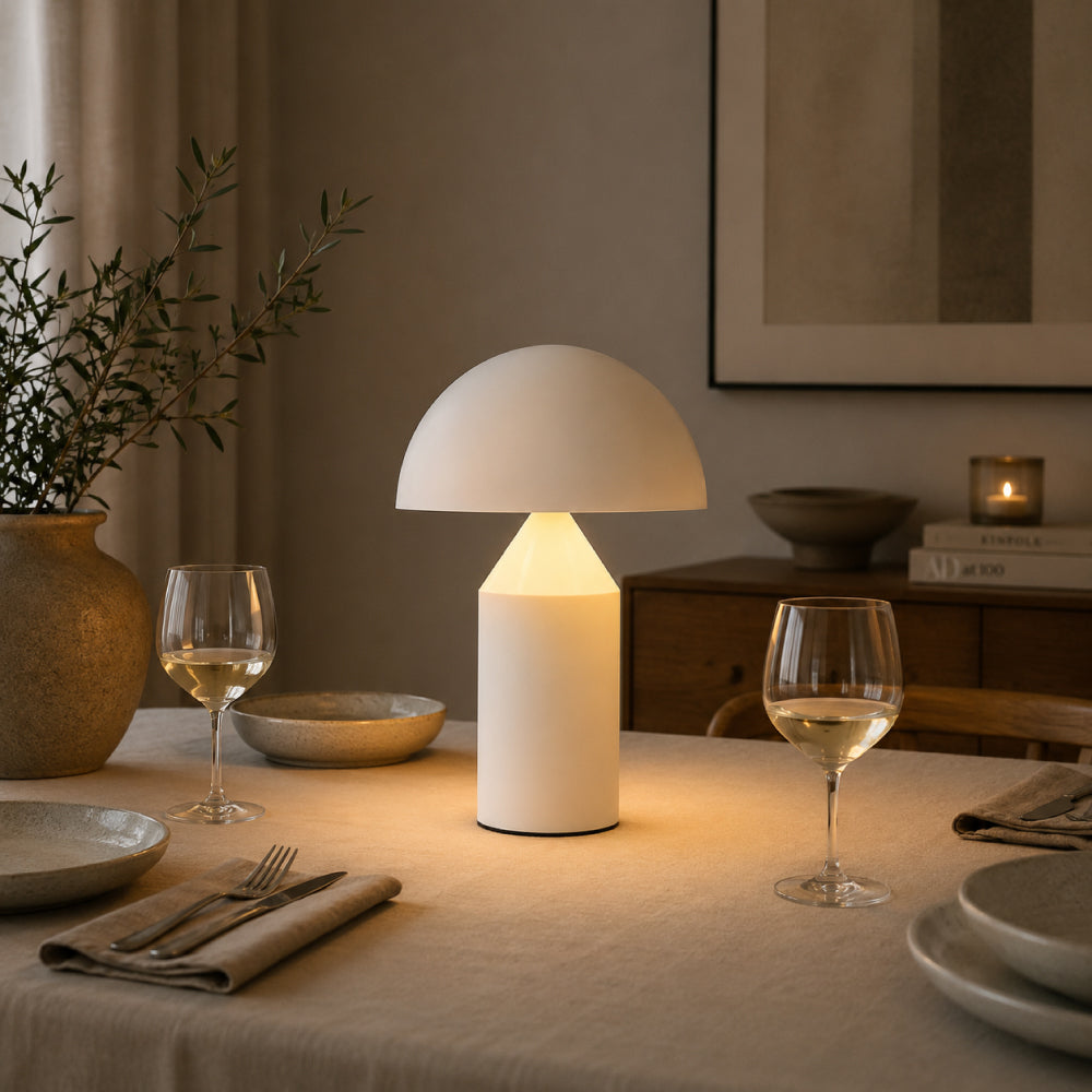 Minimalistisk Bordlampe - Kuppelformet Skærm med Skulpturel Silhuet 1
