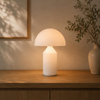 Minimalistisk Bordlampe - Kuppelformet Skærm med Skulpturel Silhuet 8

