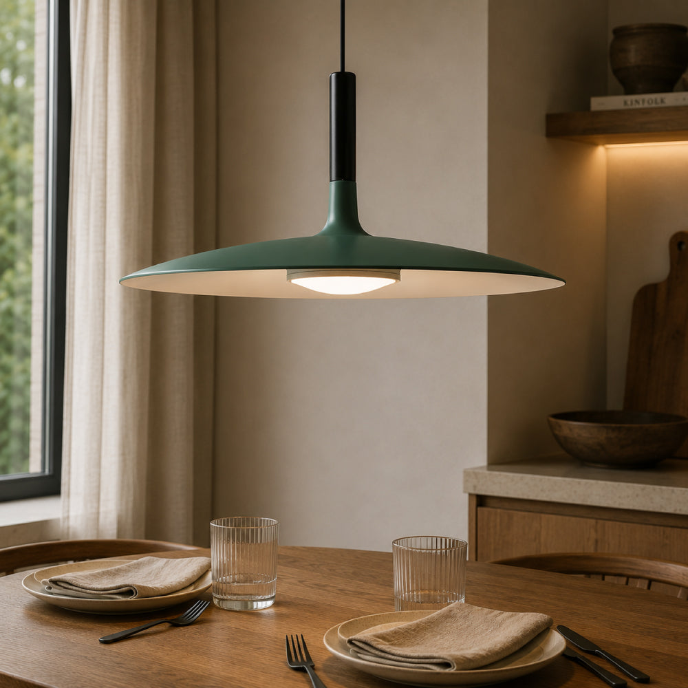 Minimalistisk Hængelampe til Spisebord - Bred Metalskærm med Svævende Design 1
