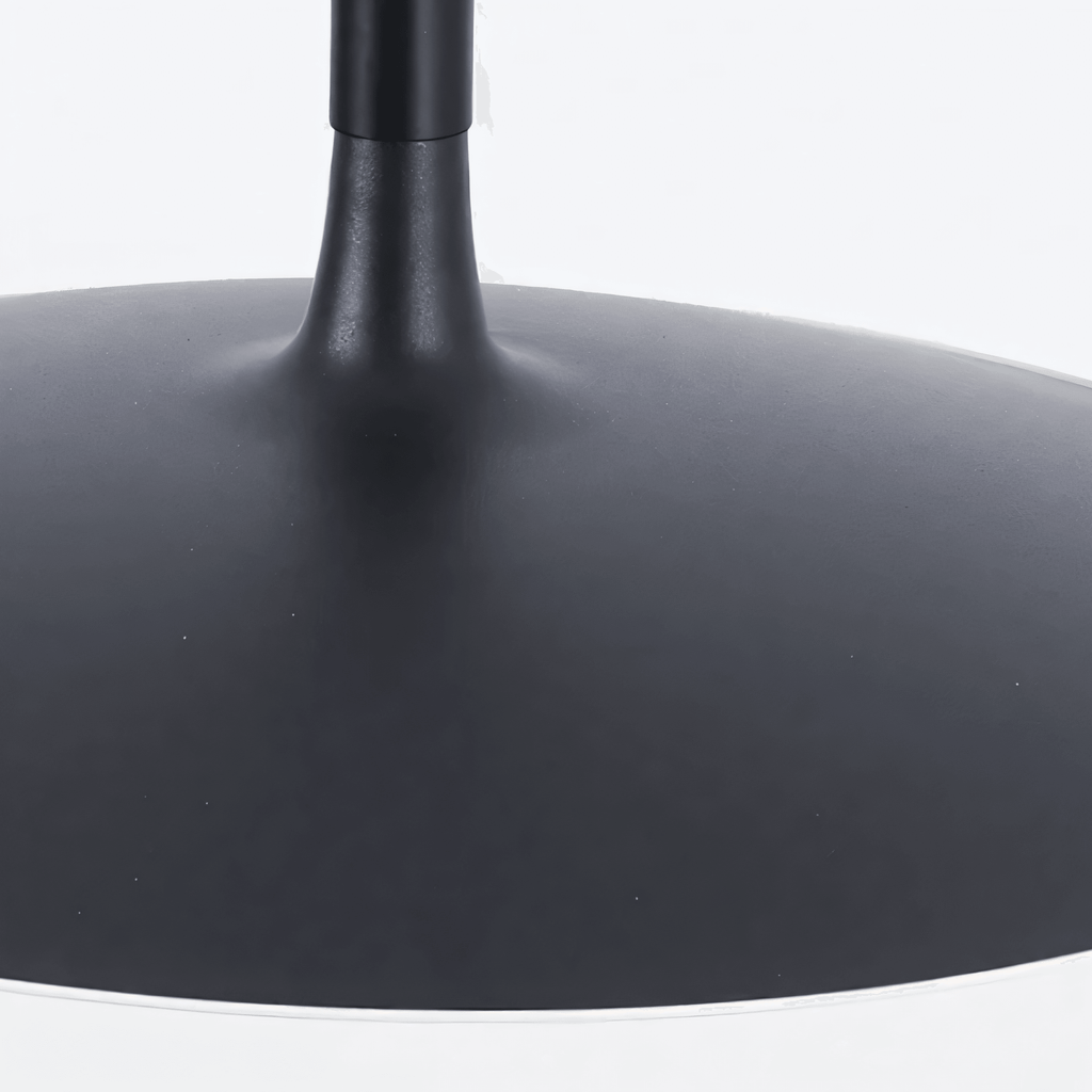Minimalistisk Hængelampe til Spisebord - Bred Metalskærm med Svævende Design 10