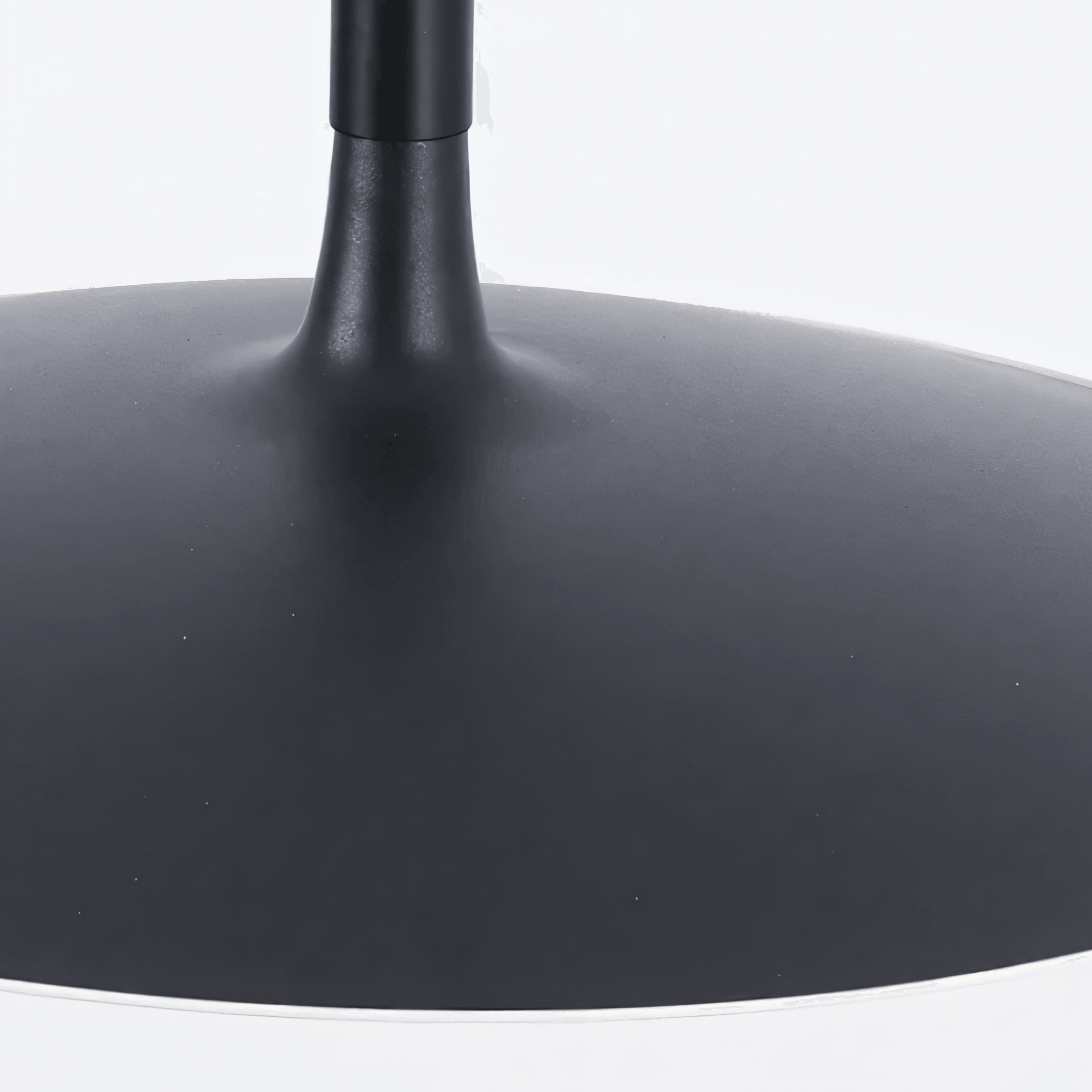 Minimalistisk Hængelampe til Spisebord - Bred Metalskærm med Svævende Design 10