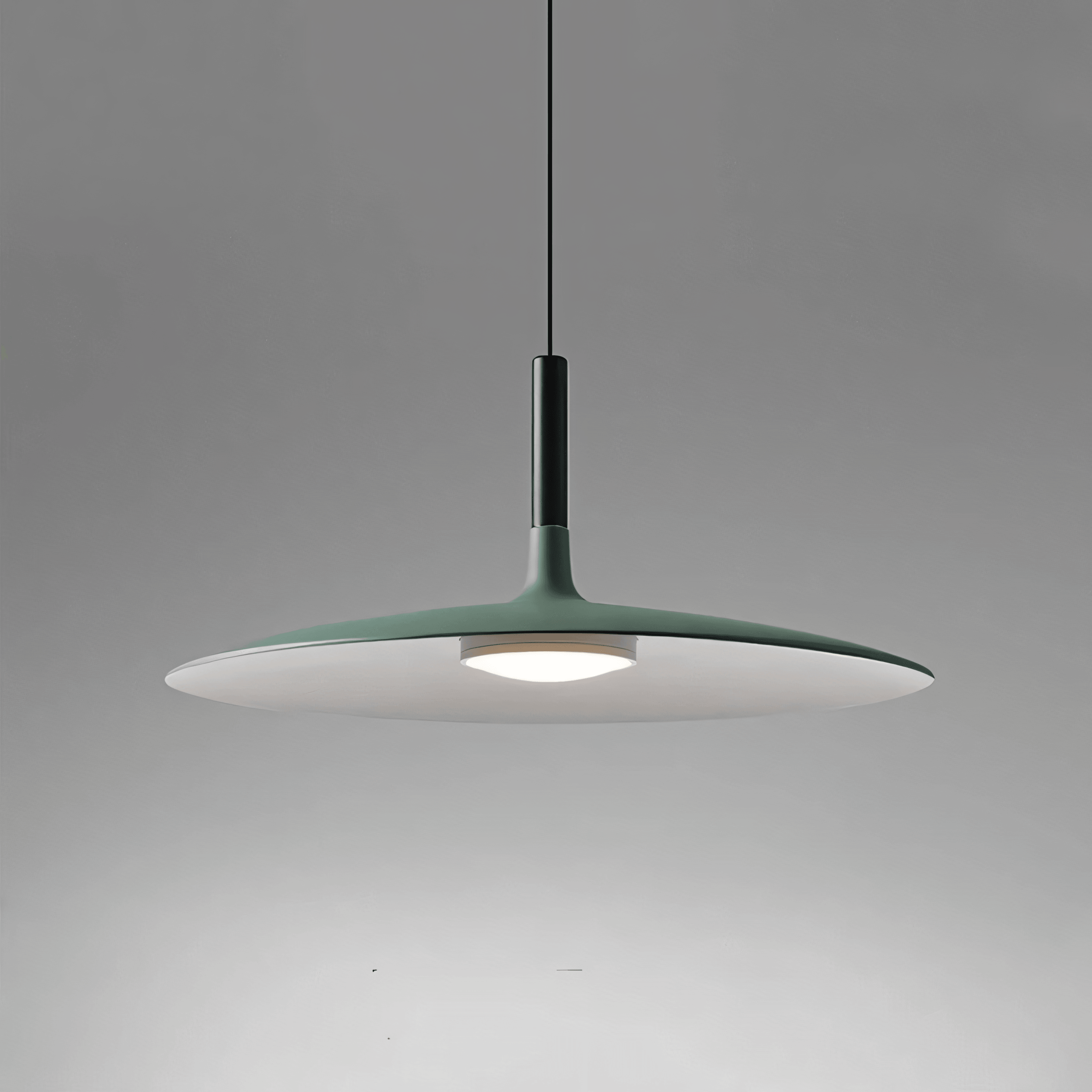 Minimalistisk Hængelampe til Spisebord - Bred Metalskærm med Svævende Design 11