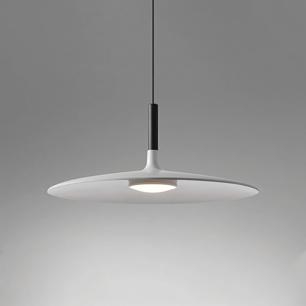 Minimalistisk Hængelampe til Spisebord - Bred Metalskærm med Svævende Design 13