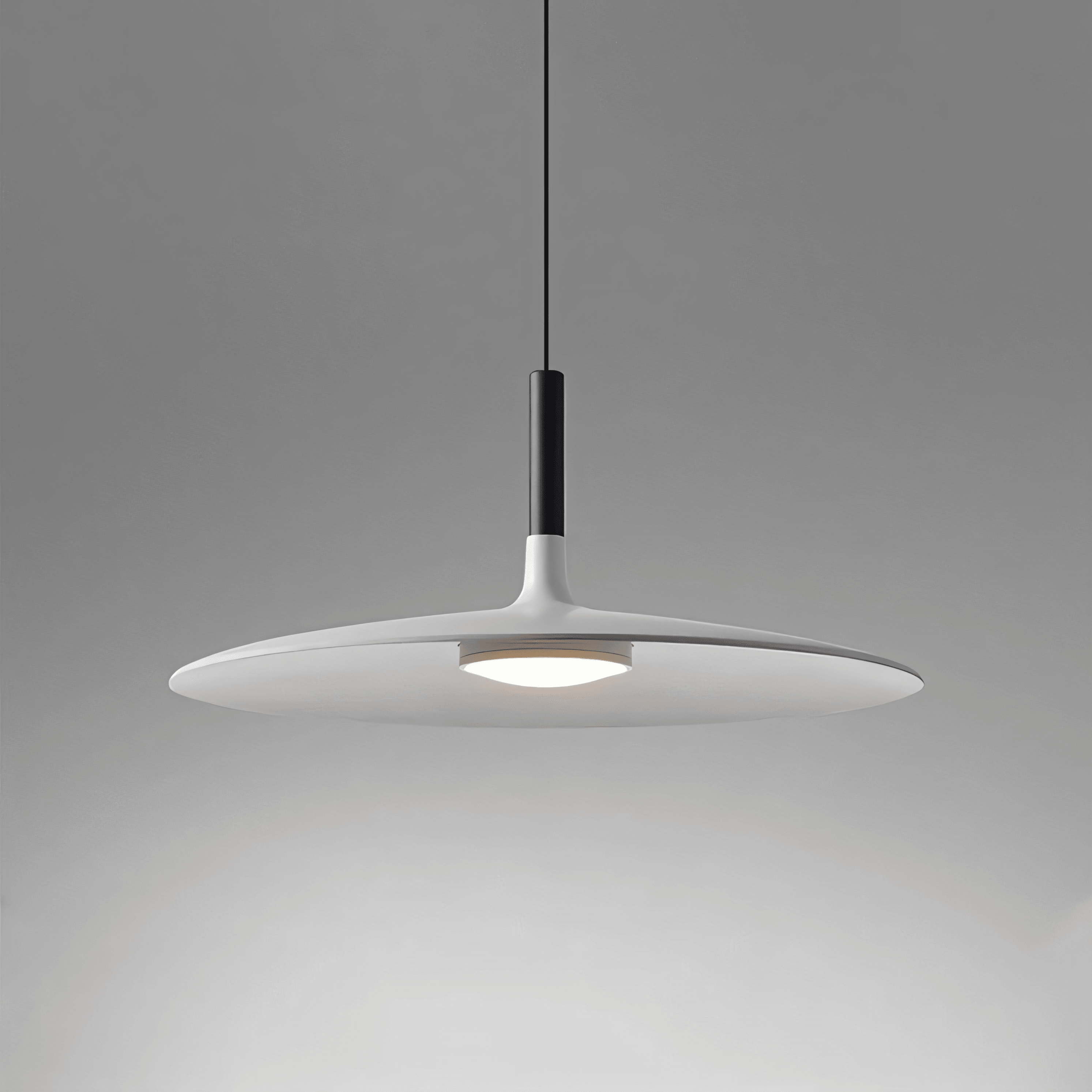 Minimalistisk Hængelampe til Spisebord - Bred Metalskærm med Svævende Design 13