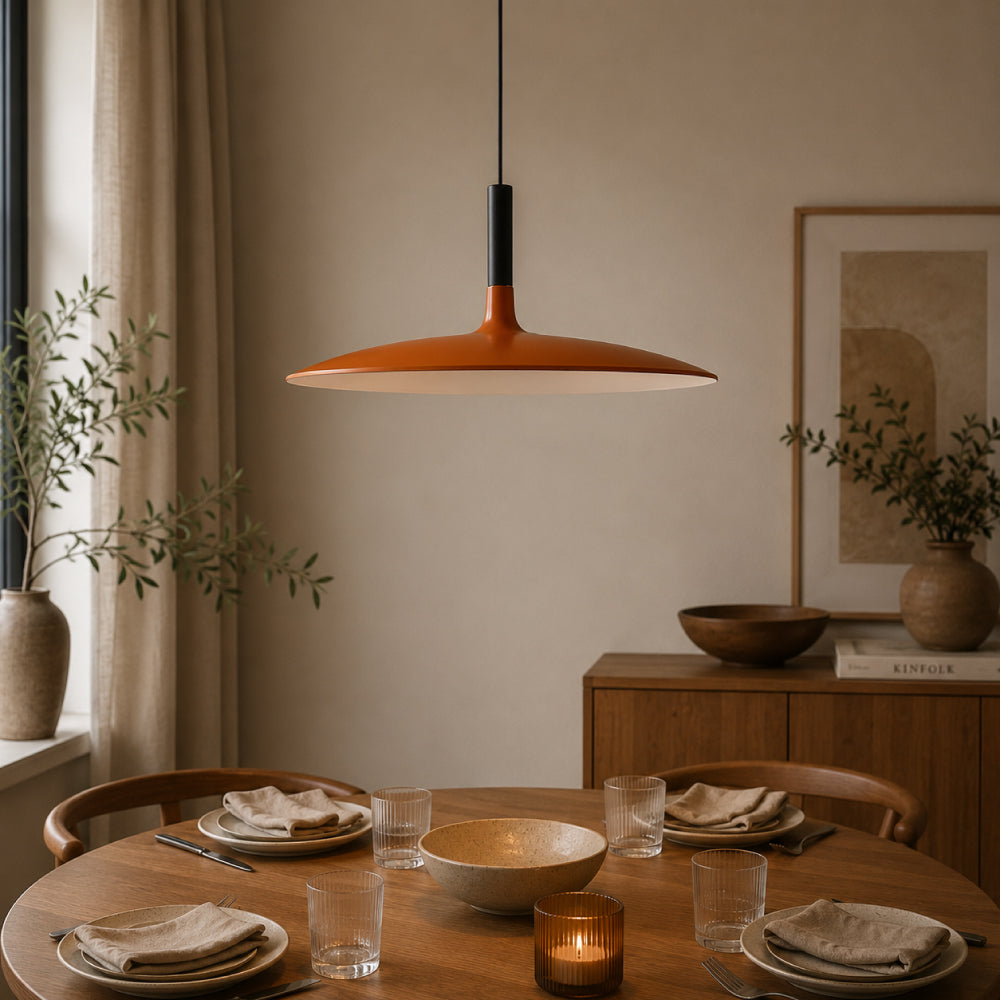 Minimalistisk Hængelampe til Spisebord - Bred Metalskærm med Svævende Design 2
