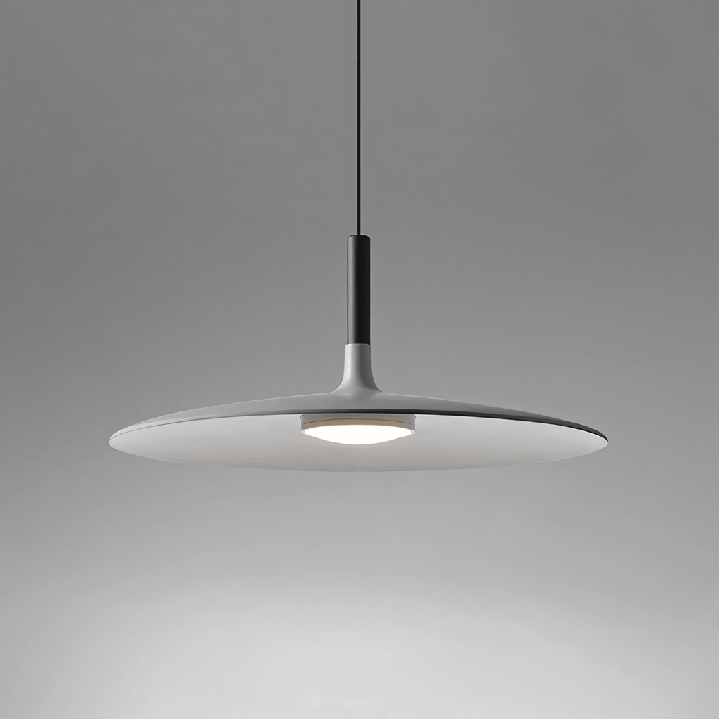 Minimalistisk Hængelampe til Spisebord - Bred Metalskærm med Svævende Design 3
