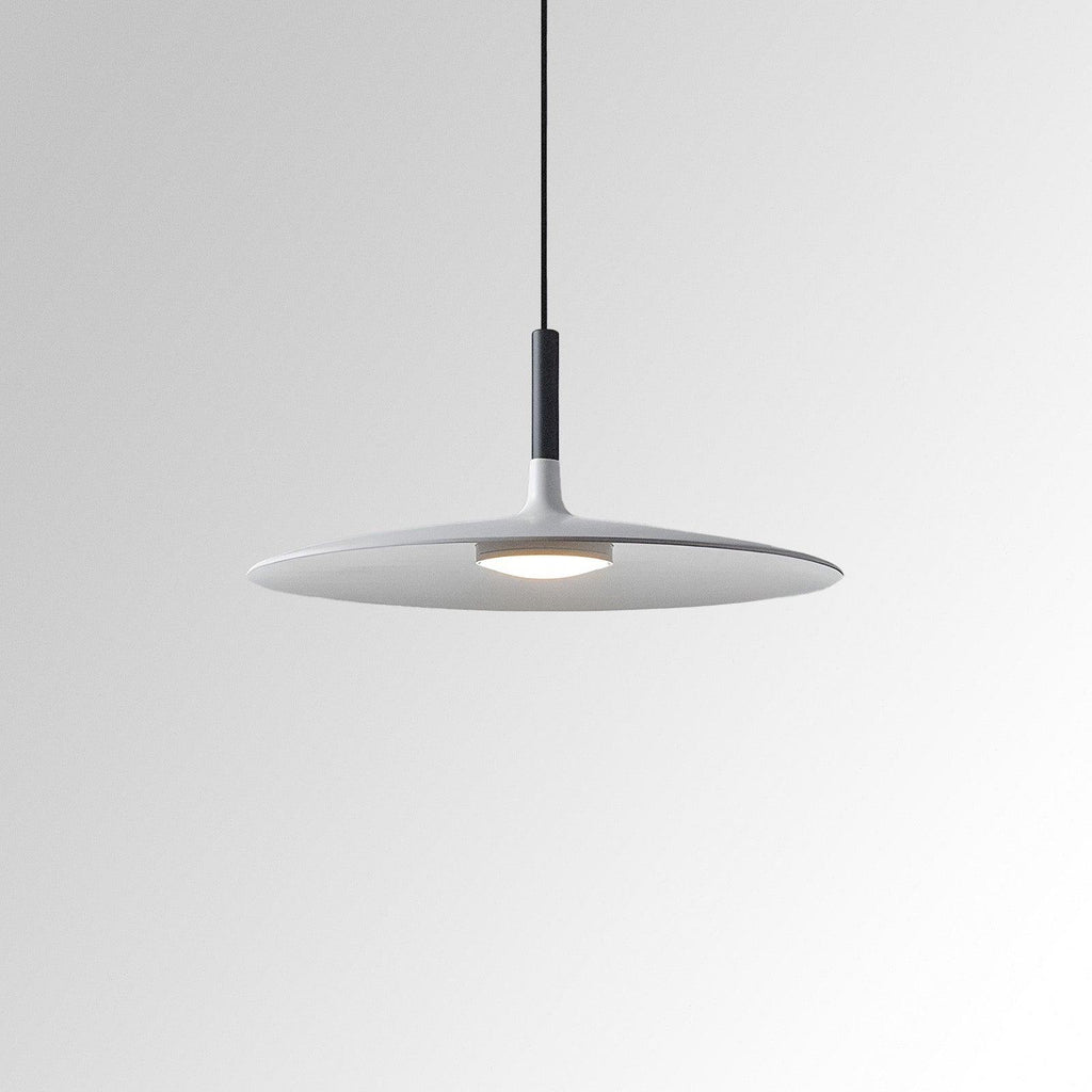 Minimalistisk Hængelampe til Spisebord - Bred Metalskærm med Svævende Design 4
