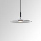 Minimalistisk Hængelampe til Spisebord - Bred Metalskærm med Svævende Design 4
