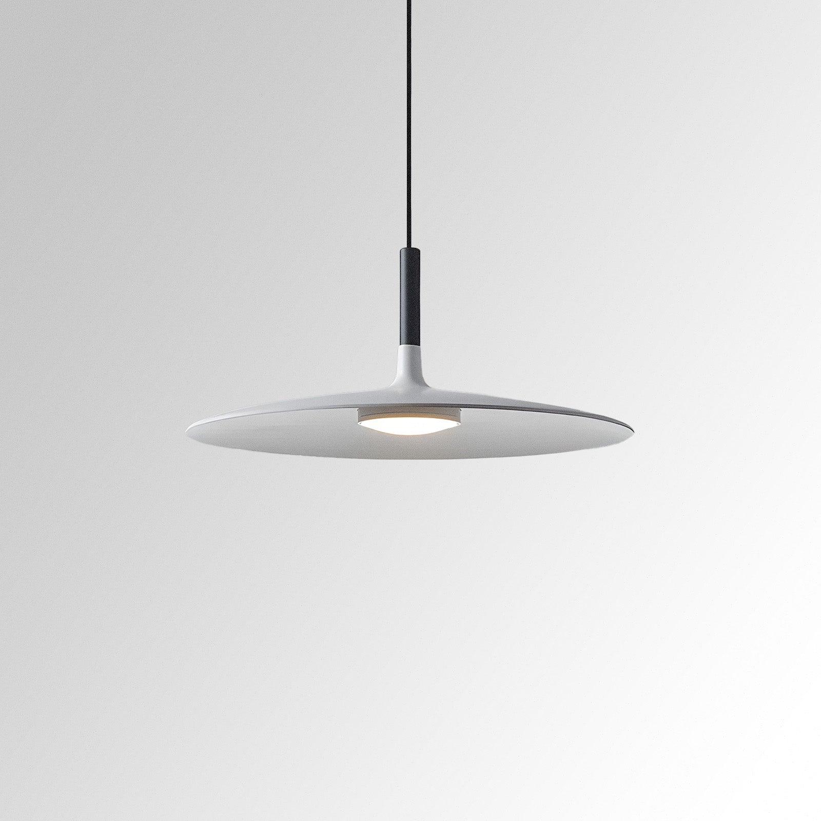 Minimalistisk Hængelampe til Spisebord - Bred Metalskærm med Svævende Design 4
