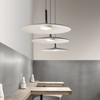 Minimalistisk Hængelampe til Spisebord - Bred Metalskærm med Svævende Design 5
