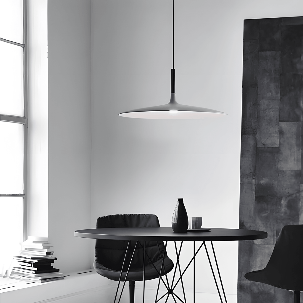 Minimalistisk Hængelampe til Spisebord - Bred Metalskærm med Svævende Design 6
