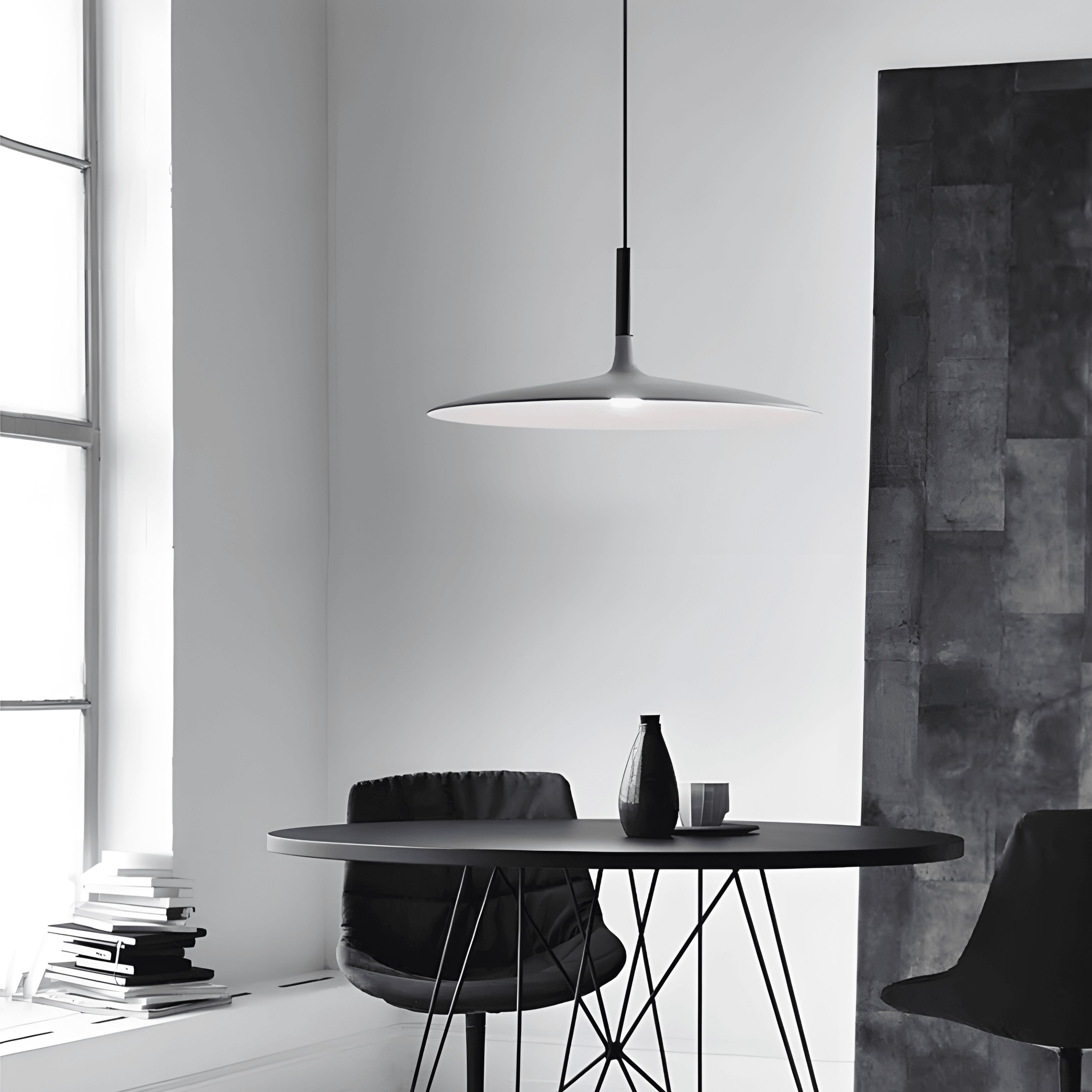 Minimalistisk Hængelampe til Spisebord - Bred Metalskærm med Svævende Design 6
