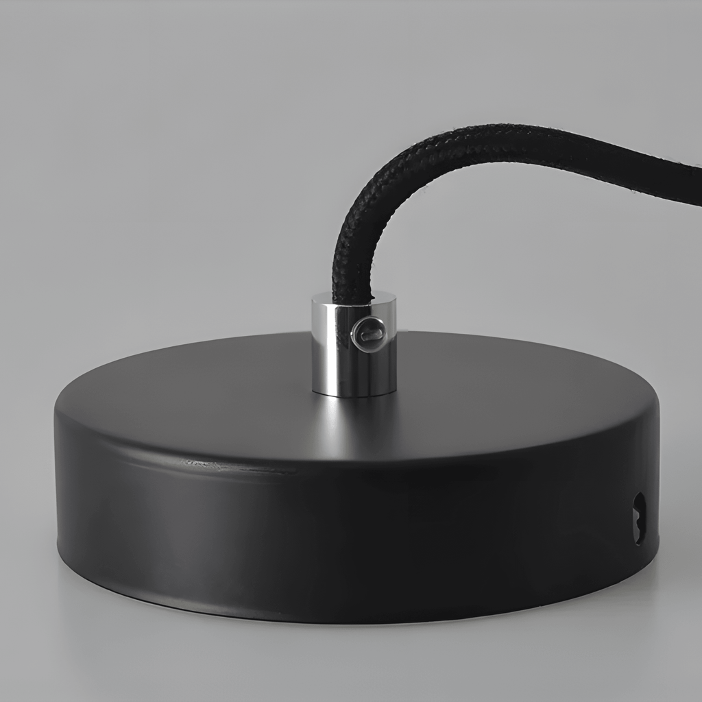 Minimalistisk Hængelampe til Spisebord - Bred Metalskærm med Svævende Design 9
