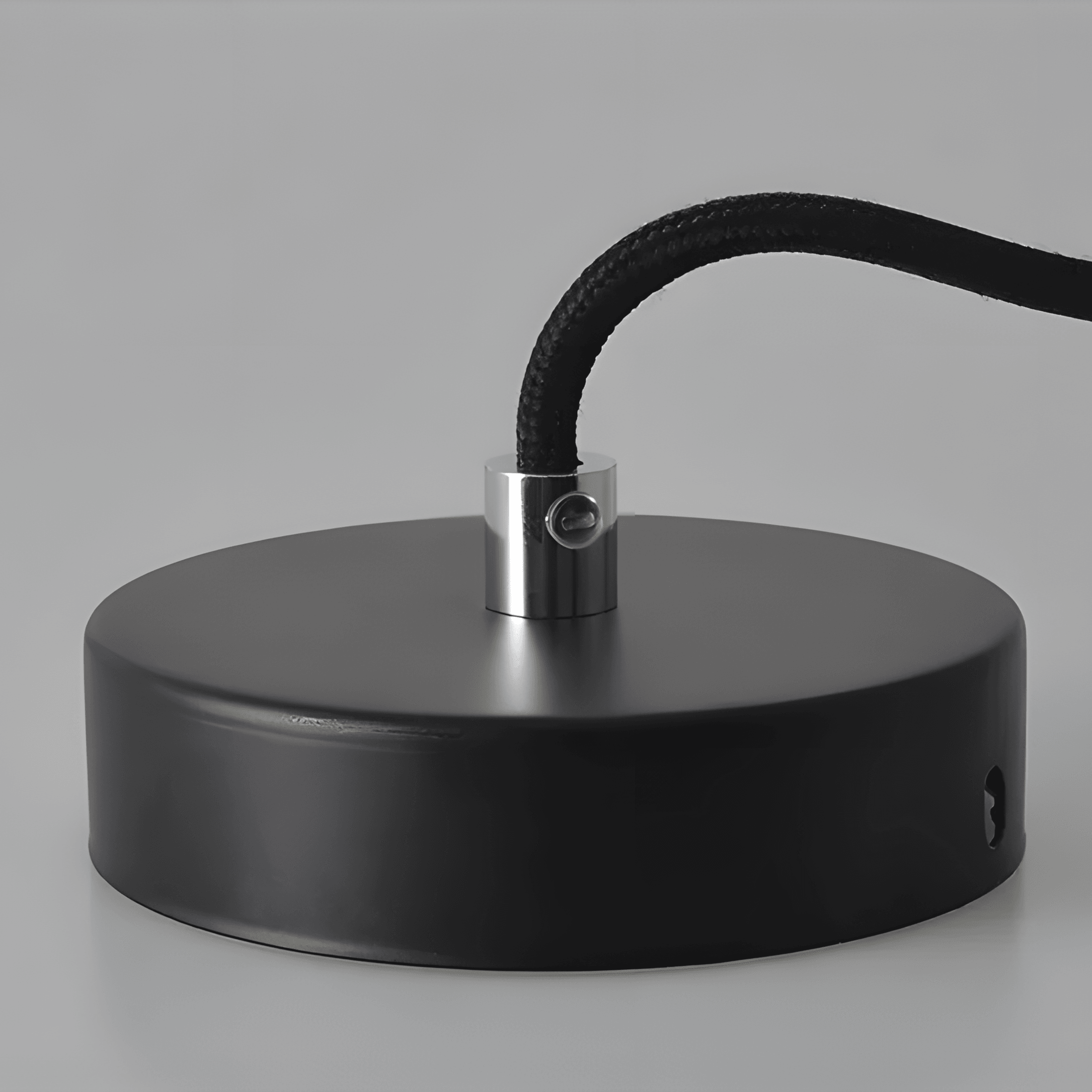 Minimalistisk Hængelampe til Spisebord - Bred Metalskærm med Svævende Design 9
