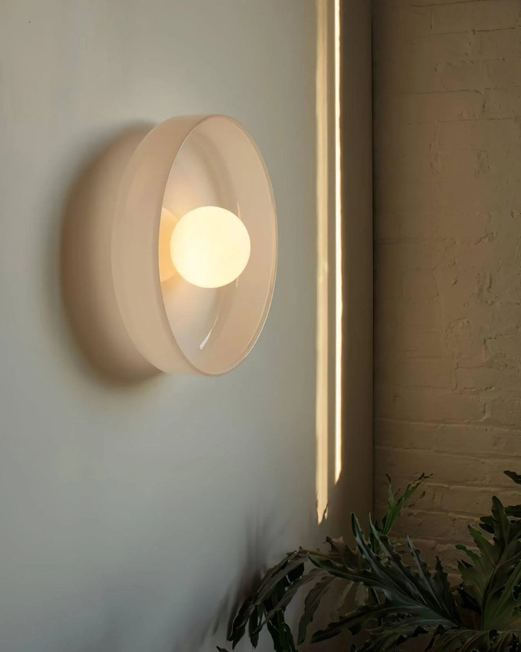 Minimalistisk Loftlampe - Svævende Glaskugle i Cirkulær Ramme 11