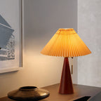 Minimalistisk Træ Bordlampe – Plisseret Stof med Varmt Lys 2