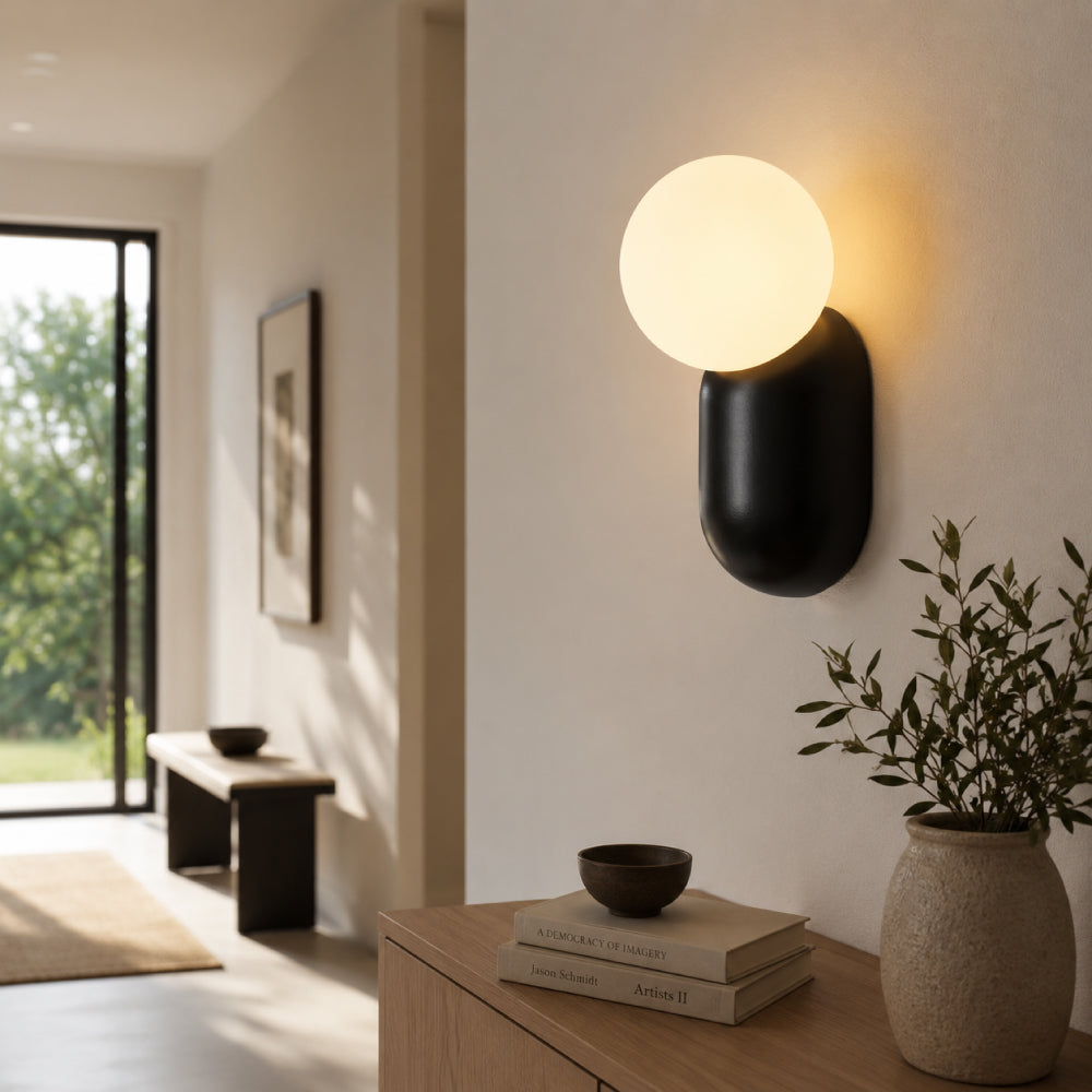 Minimalistisk Væglampe i Glas - Opalglaskugle med Organisk Design 1
