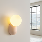 Minimalistisk Væglampe i Glas - Opalglaskugle med Organisk Design 2
