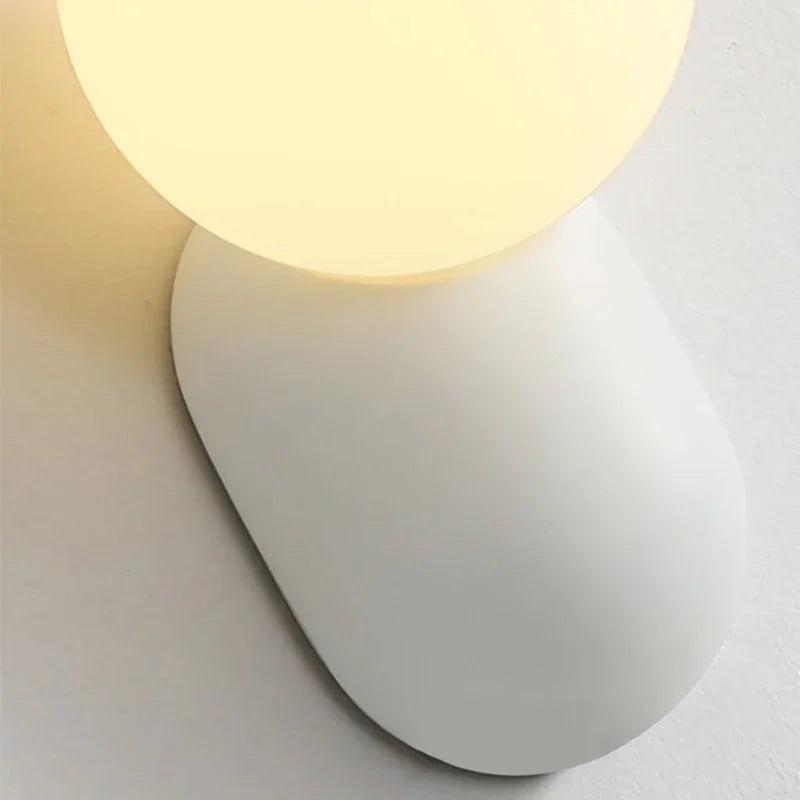 Minimalistisk Væglampe i Glas - Opalglaskugle med Organisk Design 5
