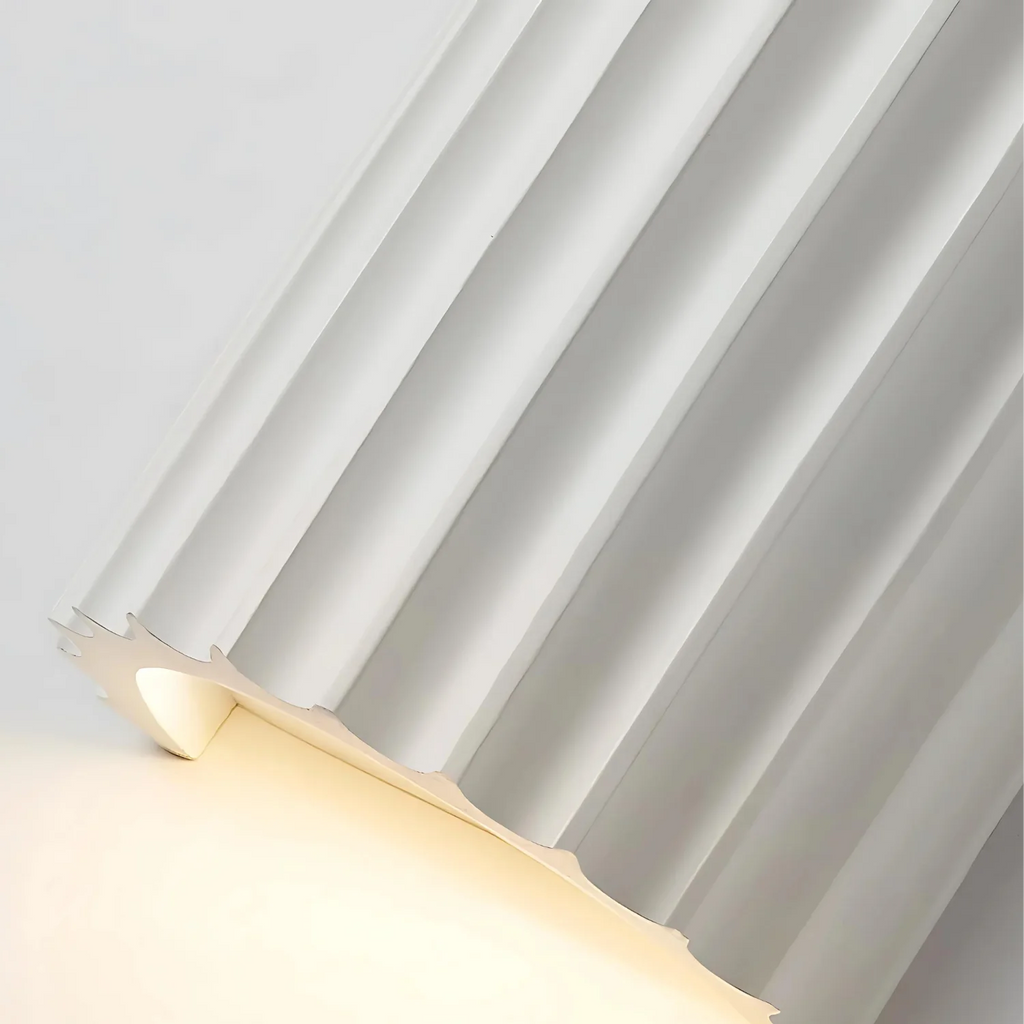 Minimalistisk Væglampe i Resin – Skulpturel Design med Blødt Lys og Energibesparelse 4