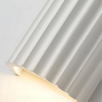 Minimalistisk Væglampe i Resin – Skulpturel Design med Blødt Lys og Energibesparelse 4