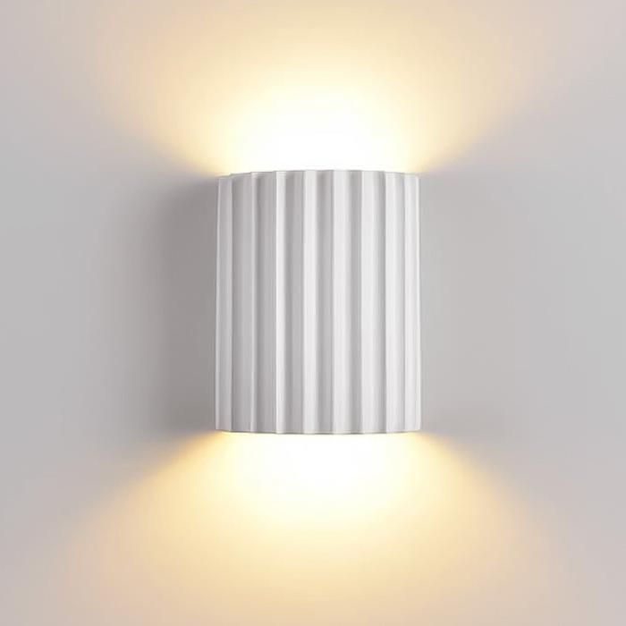 Minimalistisk Væglampe i Resin – Skulpturel Design med Blødt Lys og Energibesparelse 5