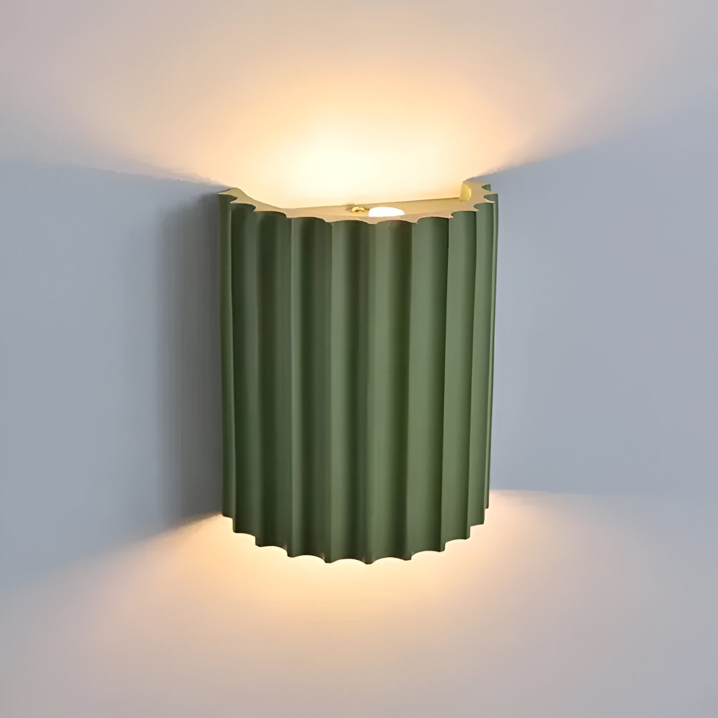 Minimalistisk Væglampe i Resin – Skulpturel Design med Blødt Lys og Energibesparelse 7