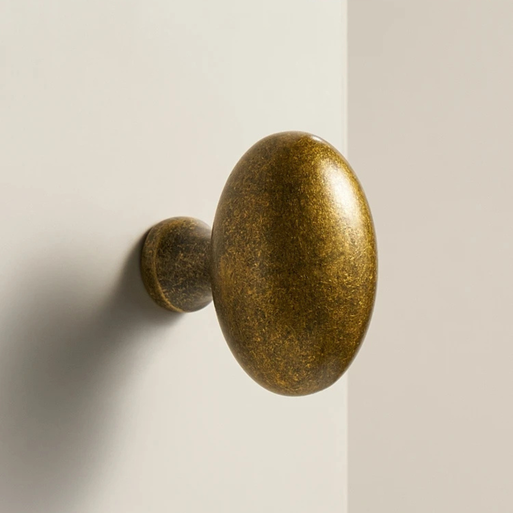 Møbelknop i Antik Messing – Solid Konstruktion med Vintage Finish 0