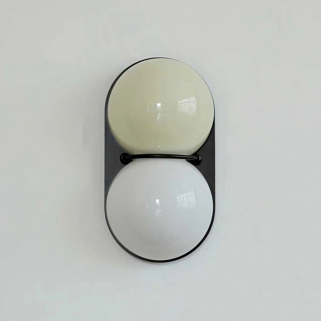 Moderne Glasvæglampe med To Kugleformede Skærme – Elegant Belysning 13