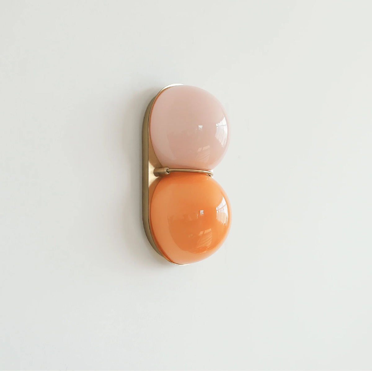 Moderne Glasvæglampe med To Kugleformede Skærme – Elegant Belysning 7
