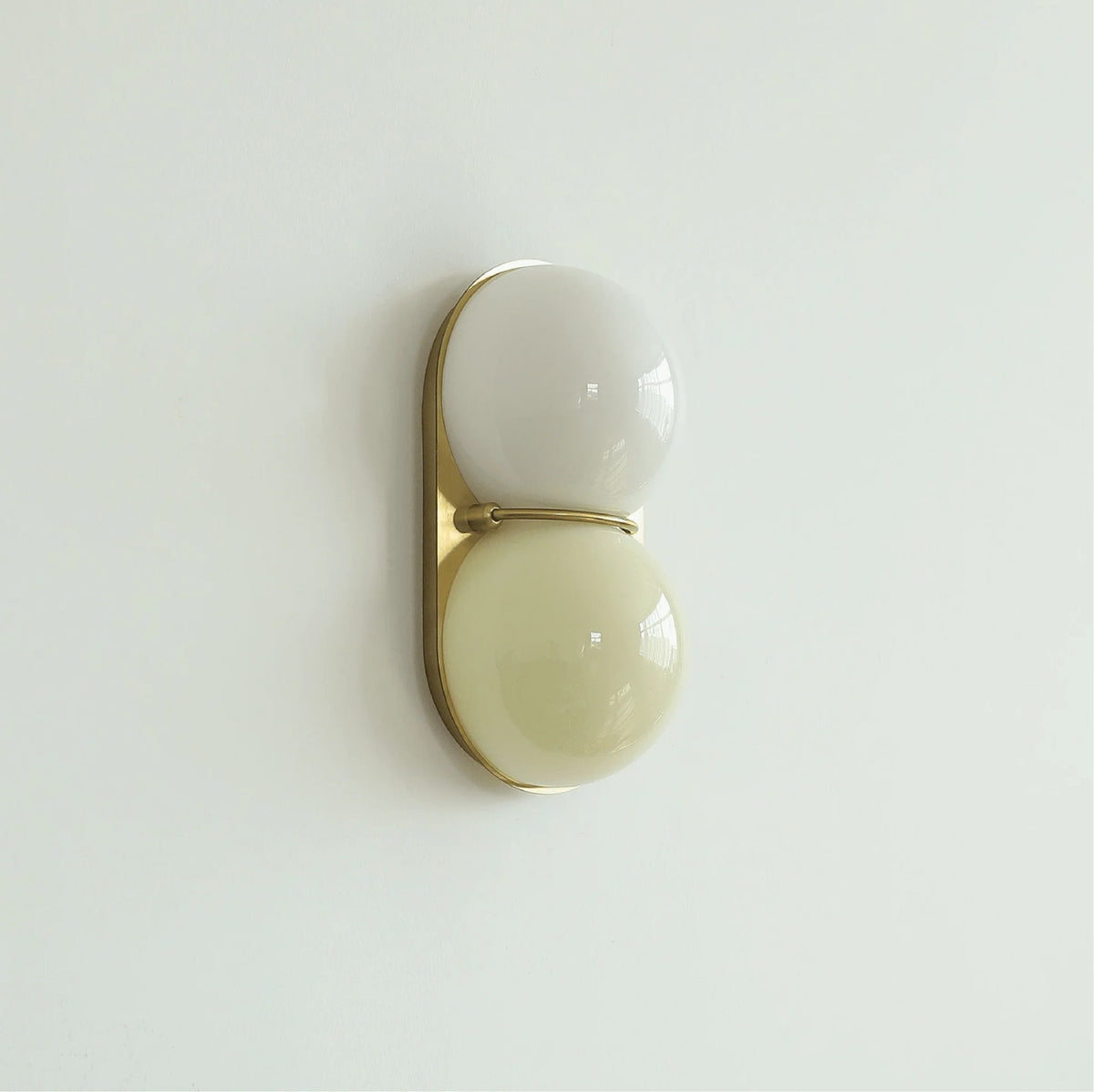 Moderne Glasvæglampe med To Kugleformede Skærme – Elegant Belysning 8