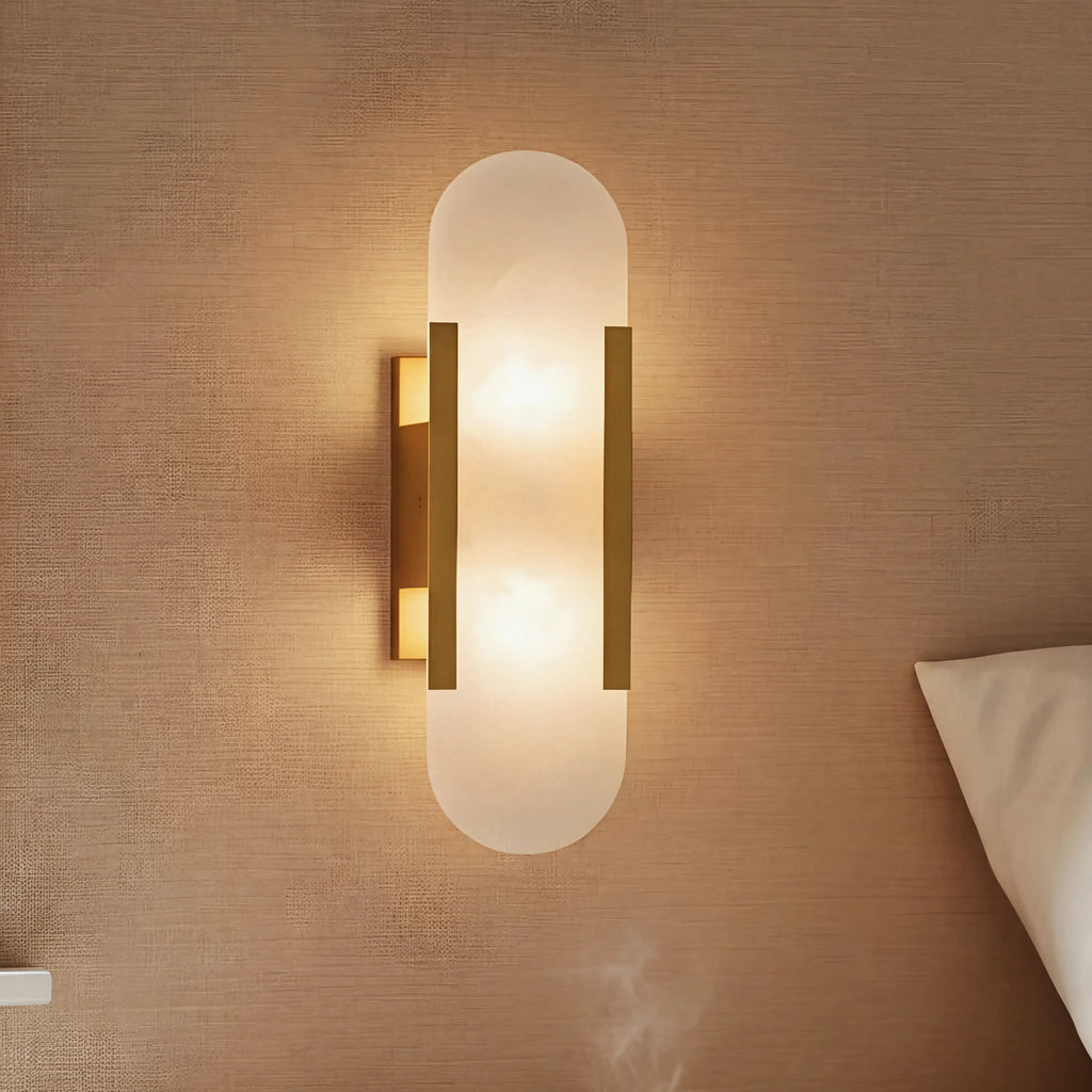 Moderne Væglampe i Alabast og Messing – Geometrisk Design med Blødt Lys 1