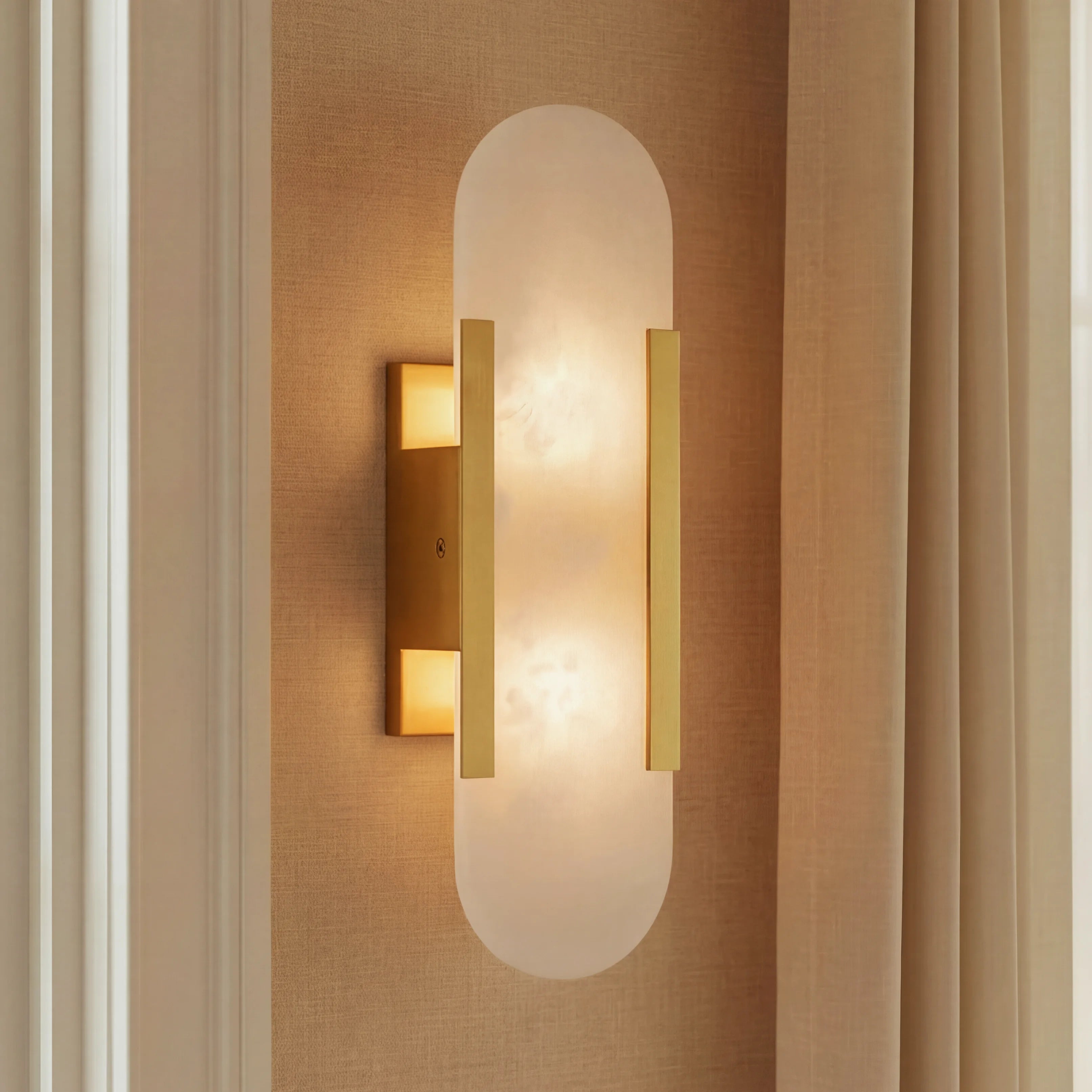 Moderne Væglampe i Alabast og Messing – Geometrisk Design med Blødt Lys 2