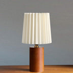Nordic Bordlampe i Massivt Træ - Plisseret Skærm 3
