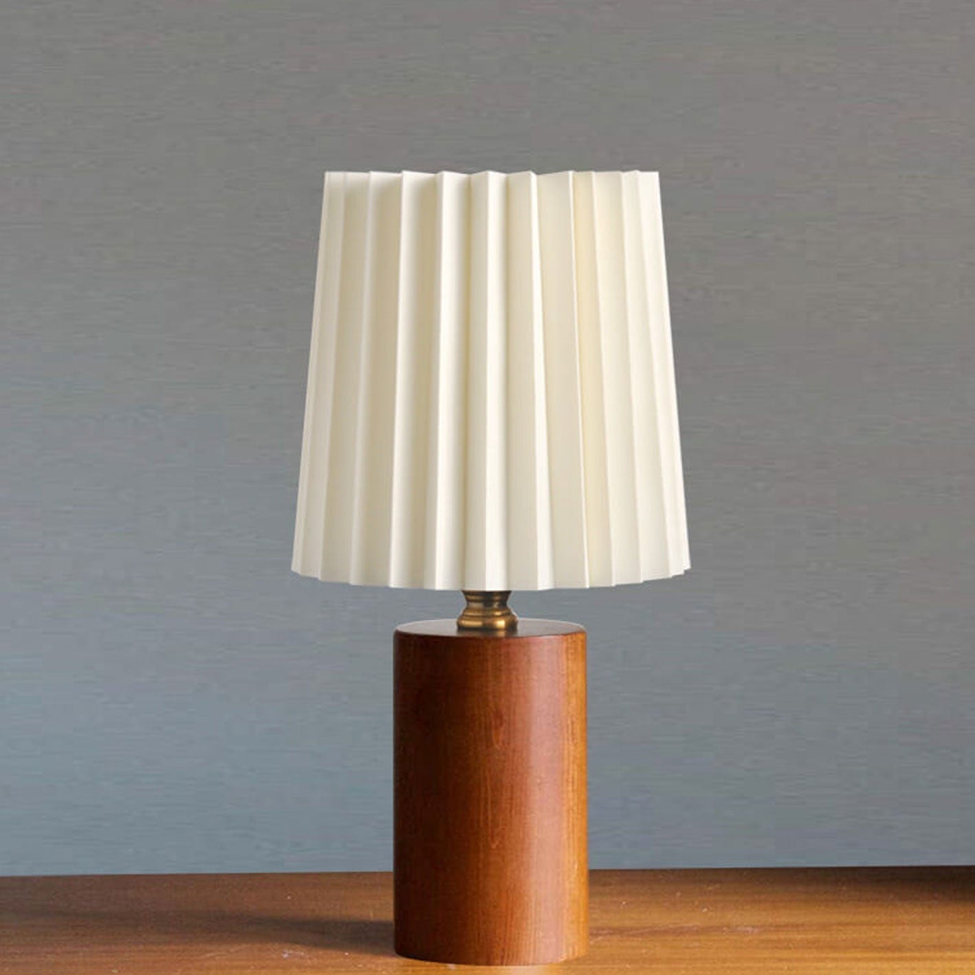 Nordic Bordlampe i Massivt Træ - Plisseret Skærm 3
