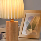 Nordic Bordlampe i Massivt Træ - Plisseret Skærm 8
