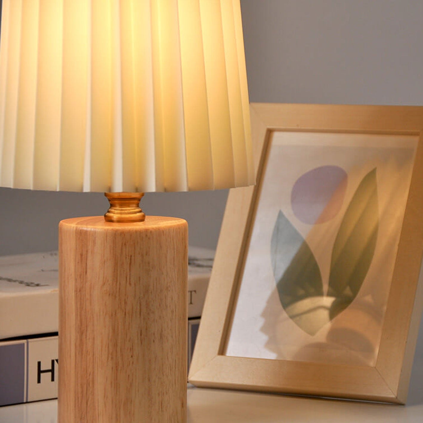 Nordic Bordlampe i Massivt Træ - Plisseret Skærm 8
