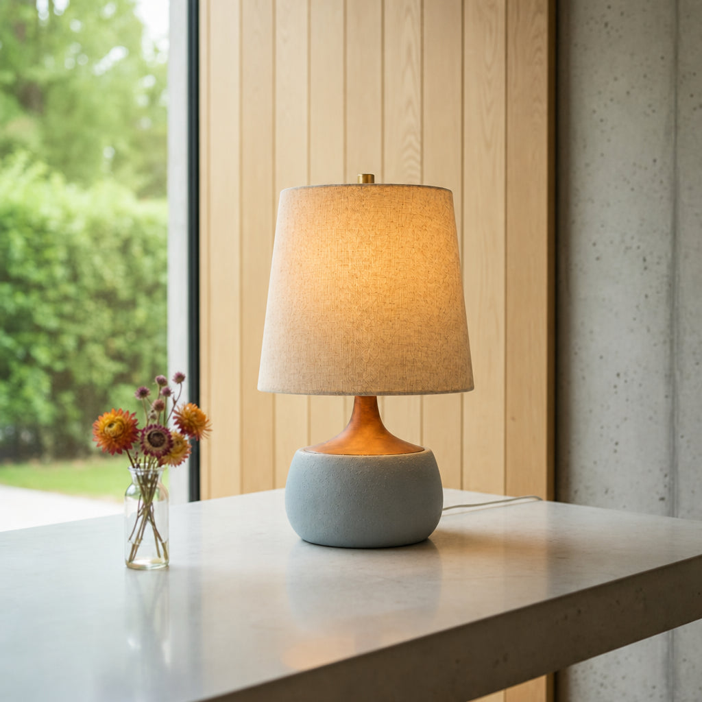 Nordisk Bordlampe i Træ - Hørskærm med Skulpturel Fod 0

