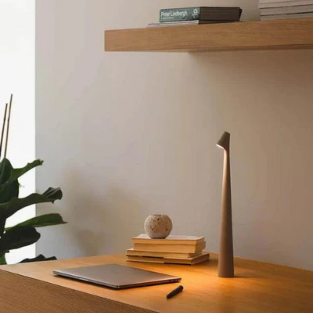 Nordisk Minimalistisk LED Bordlampe – Trådløs og Dæmpbar Design 4