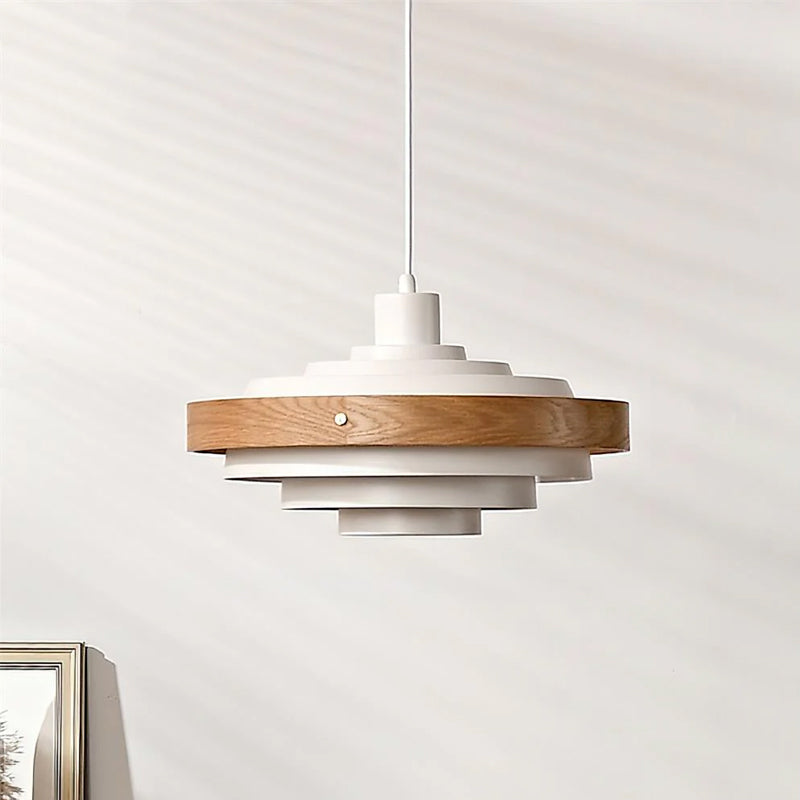 Nordisk Pendel Lampe i Metal og Valnød - Skulpturelt Lagdesign med Moderne Silhuet 10