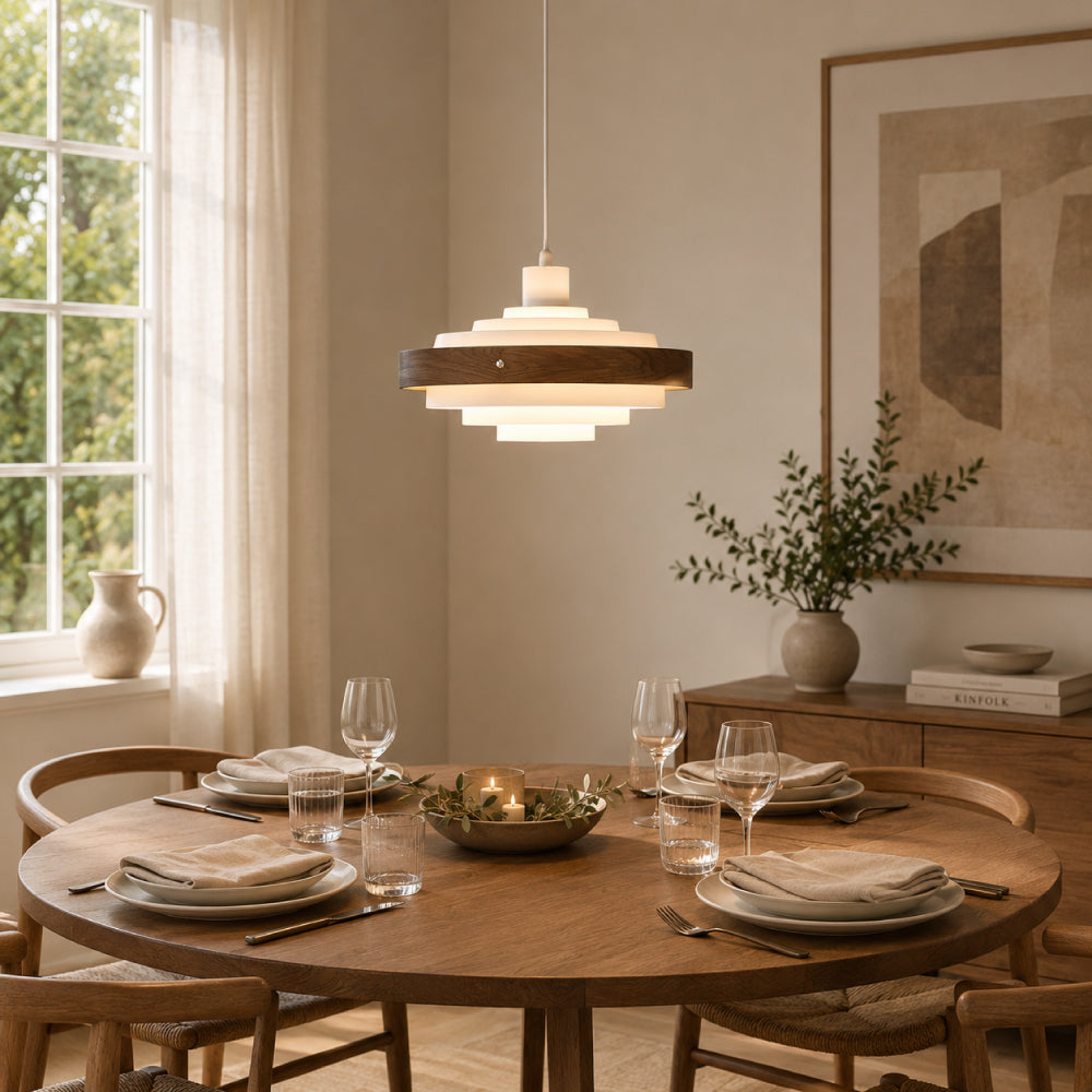 Nordisk Pendel Lampe i Metal og Valnød - Skulpturelt Lagdesign med Moderne Silhuet 16