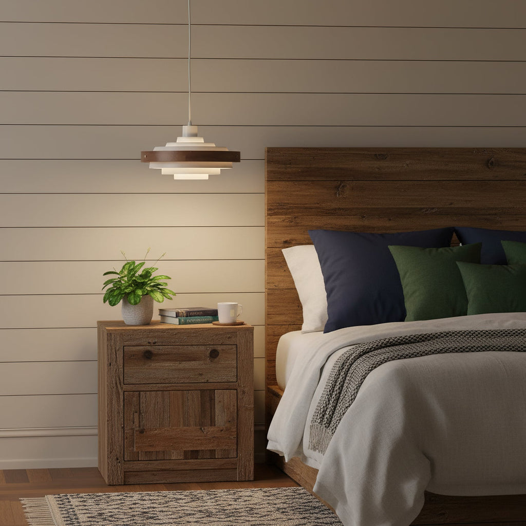 Nordisk Pendel Lampe i Metal og Valnød - Skulpturelt Lagdesign med Moderne Silhuet 2
